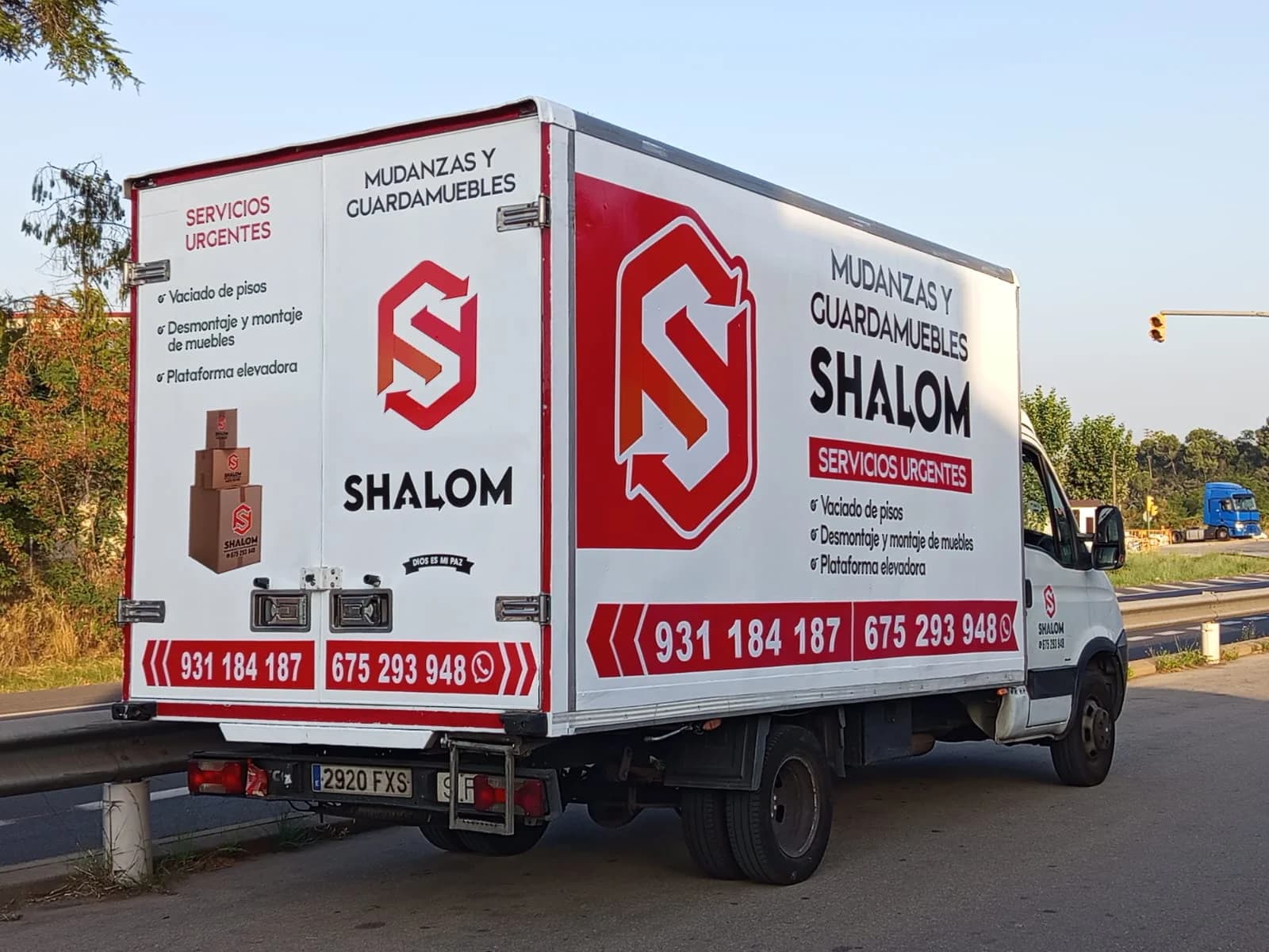 Profesionales de Mudanzas Shalom realizando mudanza de piso en Barcelona