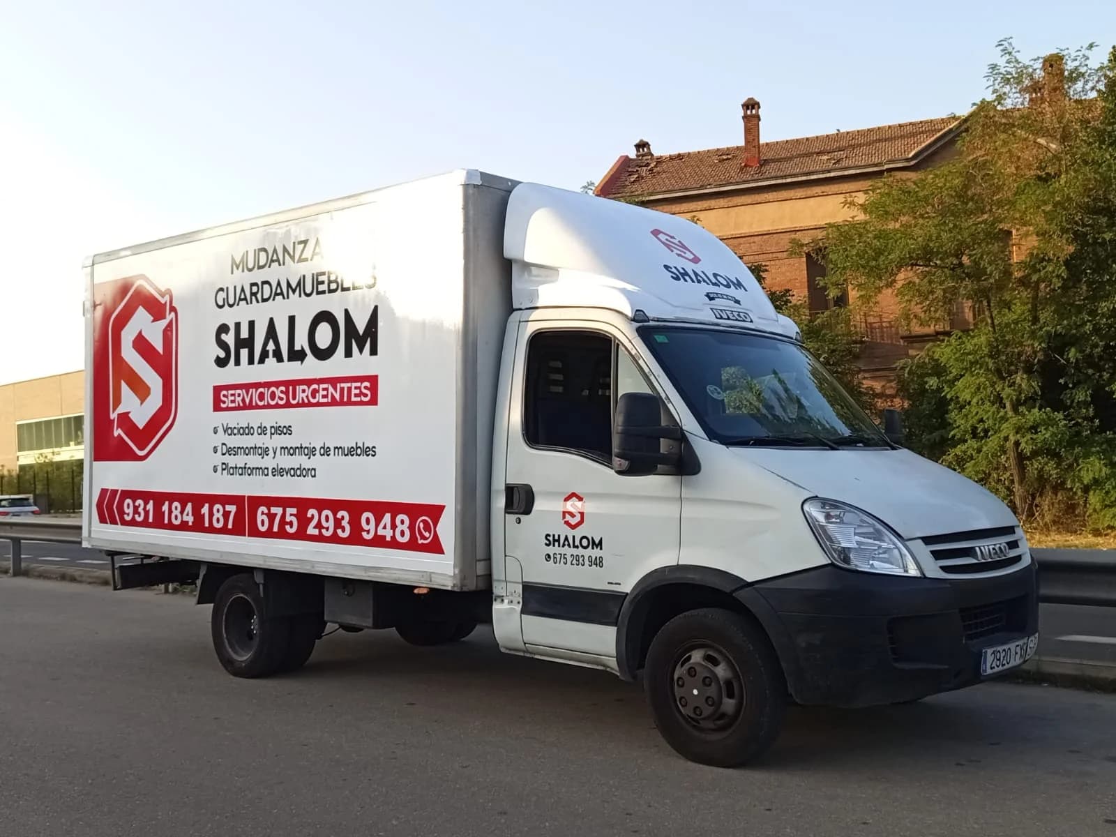 Equipo económico de Mudanzas Shalom trabajando eficientemente